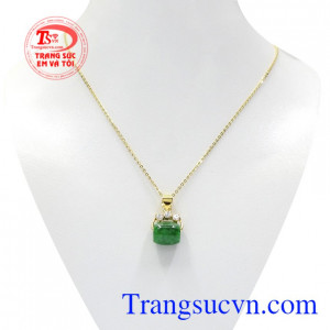Bộ mặt dây vàng jadeite lu thống là sự kết hợp hoàn hảo giữa mặt dây cẩm thạch chất lượng và dây chuyền vàng sáng bóng.