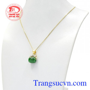 Bộ mặt dây đem lại may mắn về phong thủy và là món quà đầy ý nghĩa để dành tặng cho nữ giới.