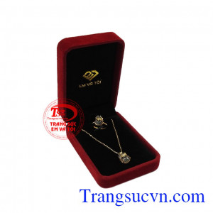 Hình ảnh túi tiền tượng trưng cho sự giàu có và tài lộc đã trở thành cảm hứng sáng tạo của người thợ chế tác kim hoàn. Bộ thạch anh tóc đen may mắn