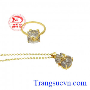 Thiết kế trẻ trung, phong cách và hợp phong thủy. Bộ thạch anh tóc đen may mắn