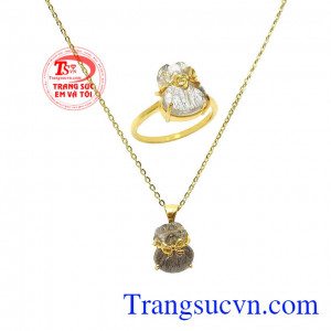 Bộ thạch anh tóc đen may mắn là sự kết hợp hài hòa giữa đá thạch anh tóc đen và vàng tây 10k bền đẹp. 