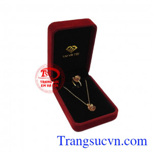 Trong phong thủy, thạch anh tóc đỏ mang lại vận khí tốt, giải trừ điềm xấu. Bộ thạch anh tóc đỏ tài lộc