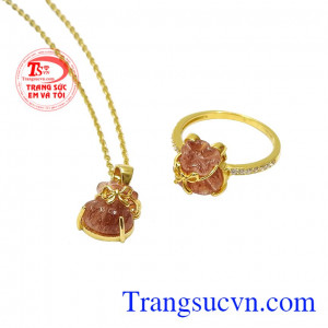 Sản phẩm không chỉ là món đồ trang sức giúp tôn lên vẻ đẹp người dùng mà còn hợp phong thủy đem đến may mắn, tài lộc. Bộ thạch anh tóc đỏ tài lộc
