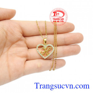 Sản phẩm chế tác từ vàng tây 10k bền đẹp kết hợp cùng đá cz đem tới bộ trang sức cuốn hút. Bộ trang sức chữ H nổi bật