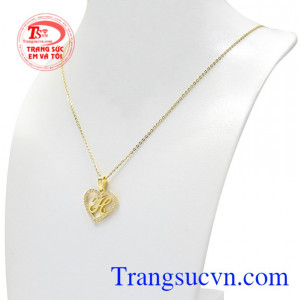 Thiết kế đẹp mắt, nữ tính và trang nhã thể hiện cá tính của người dùng. Bộ trang sức chữ H nổi bật