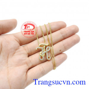 Kết hợp vàng và đá cz càng khiến sản phẩm thêm thu hút. Bộ trang sức chữ TH vàng tây