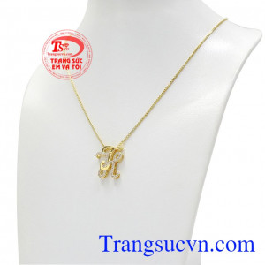 Thiết kế tinh tế, nữ tính mang lại vẻ đẹp ấn tượng và duyên dáng cho người dùng. Bộ trang sức chữ TH vàng tây