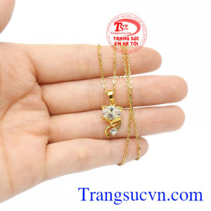 Từ lâu, hồ ly được biết đến là loài thông minh, khéo léo nên đã tạo cảm hứng cho những nhà thiết kế nữ trang. Bộ trang sức hồ ly dễ thương