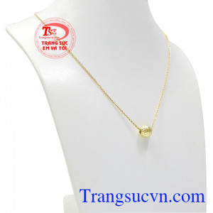 Bộ trang sức kim tiền vàng tây với phong cách trẻ trung và cá tính.