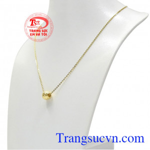 Sự kết hợp từ vàng với các chi tiết đồng kim tiền mang đến bộ trang sức đẹp mắt. Bộ trang sức kim tiền vàng tây
