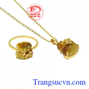 Màu sắc vàng nâu của đá mắt hổ sẽ thích hợp cho người mệnh Kim và Thổ.