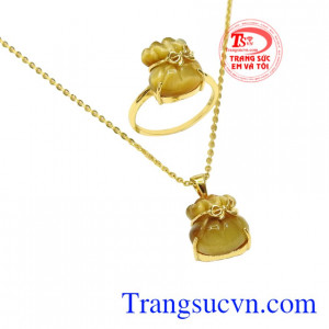 Bộ trang sức mắt hổ túi tiền là sản phẩm phong thủy mang lại nhiều điềm may đến cho người đeo.