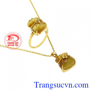 Kiểu chế tác hình túi tiền độc đáo tạo vẻ ấn tượng và thu hút hơn cho nữ giới.