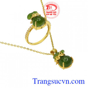 Bộ sản phẩm không chỉ làm đẹp mà còn đem lại nhiều may mắn về tài lộc cho phái đẹp.