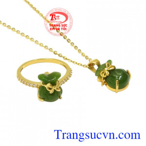 Trang sức Em và Tôi có nhiều mẫu mã sản phẩm trang sức gắn đá quý chất lượng, đẹp mắt hợp với xu hướng hiện nay.
