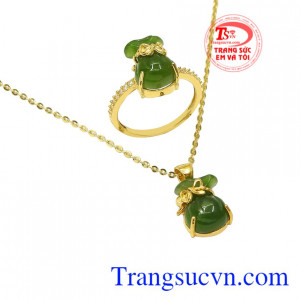 Bộ trang sức Nephrite tiền tài mang đến vẻ đẹp trang nhã cho người đeo.