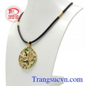 Hình chim phượng hoàng được chế tác tỉ mỉ, tinh xảo kết hợp cùng mặt ngọc đem đến cho người dùng sản phẩm hoàn mỹ. Bộ trang sức phụng hoàng jadeite đẹp