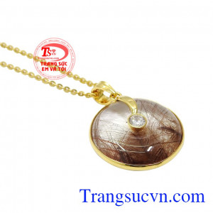 Nhờ vào các năng lượng tích tụ qua nhiều năm giúp người dùng có được tinh thần lạc quan, vui vẻ và yêu đời. Bộ trang sức thạch anh tóc nữ đẹp