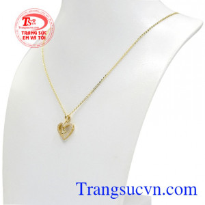 Thiết kế tinh tế, đẹp mắt và nữ tính phù hợp với nhiều kiểu trang phục. Bộ trang sức trái tim hạnh phúc