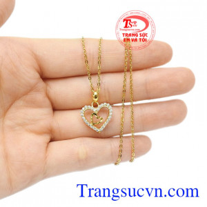 Chế tác từ vàng tây 10k bền đẹp, đảm bảo chất lượng. Bộ trang sức trái tim hạnh phúc