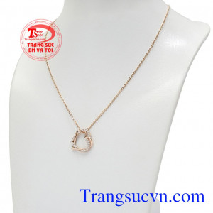 Bộ trang sức trái tim kim cương được chế tác từ vàng hồng 18k.