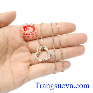 Thiết kế tinh tế, trẻ trung và hợp phong cách. Bộ trang sức trái tim kim cương