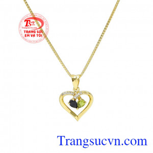 Điểm nhấn là viên sapphire và viên peridot thiên nhiên hợp phong thủy. Bộ trang sức vàng trái tim yêu thương