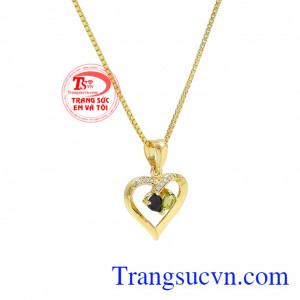 Trang sức gắn đá quý luôn là lựa chọn hàng đầu của các chị em. Bộ trang sức vàng trái tim yêu thương