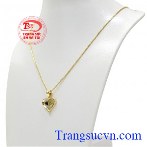 Kiểu dáng tinh tế, trang nhã phù hợp với nhiều trang phục từ đi chơi, dạo phố hay đi làm. Bộ trang sức vàng trái tim yêu thương