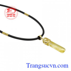 Chính vì thế mà thạch anh tóc vàng rất được ưa chuộng làm trang sức phong thủy. Bộ trụ thạch anh tóc tài lộc