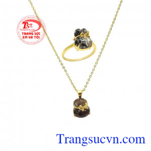 Bộ túi tiền thạch anh tóc đen với thiết kế nổi bật, trẻ trung và phong cách. 