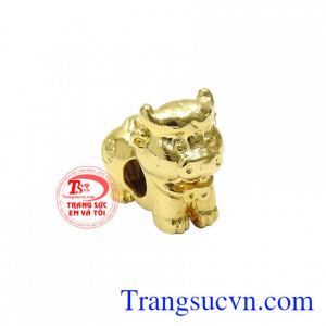 Charm vàng tuổi Sửu xinh xắn được chạm khắc tinh xảo mang đến một sản phẩm dễ thương.