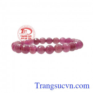 Không những thế trong phong thủy đá ruby còn có nhiều lợi ích mang đến nhiều may mắn về tài lộc cho người dùng.