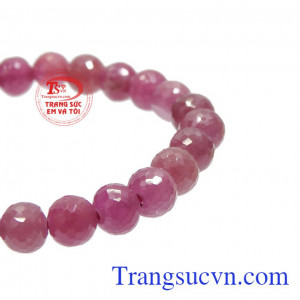 Chuỗi tay Ruby cát tường phù hợp cho người mang mệnh Hỏa và mệnh Thổ, giao hàng trên toàn quốc.