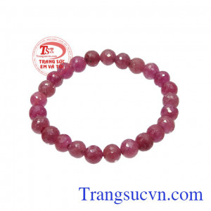 Chuỗi tay Ruby cát tường được chế tác tinh tế hợp thời trang.