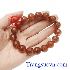 Đá này còn giúp tăng vận khí mang đến sự thành công, tài lộc và may mắn. Chuỗi thạch anh tóc đỏ 12 ly