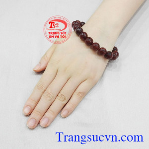 Chuỗi thạch anh tóc đỏ mệnh hỏa được nhiều chị em yêu thích và lựa chọn.