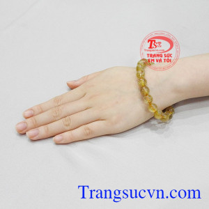 Theo các nhà thạch học, thạch anh vàng có công dụng là kích thích tư duy làm việc, mang lại sự thăng tiến trong công việc. Chuỗi thạch anh tóc vàng 9 ly