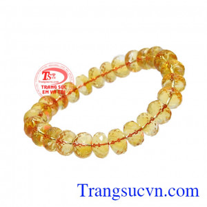 Chuỗi thạch anh vàng thịnh vượng được chế tác cách tỉ mỉ, tạo độ bắt sáng cho sản phẩm. 