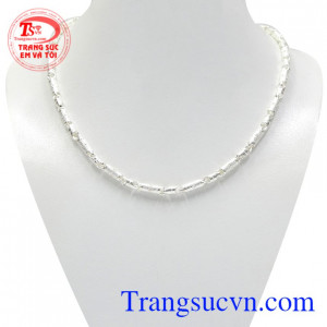 Dây bạc trẻ em thông thái kiểu dáng độc đáo, chạm khắc tỉ mỉ.