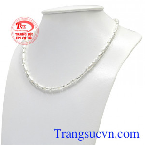 Chiếc dây chuyền này sẽ mang đến vẻ năng động, cá tính cho các bé trai.