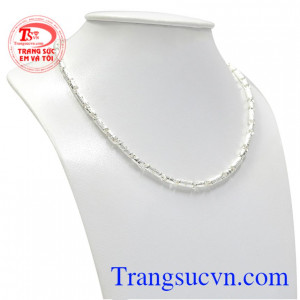 Với một chiếc dây chuyền nhỏ xinh vừa hợp thời trang vừa giúp các bé bảo vệ sức khỏe do bạc có tính kháng khuẩn và cản gió.