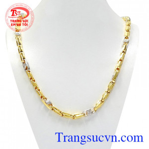 Dây chuyền ấn tượng vàng tây với sự kết hợp vàng trắng cùng vàng màu khiến sản phẩm trở nên thu hút hơn.