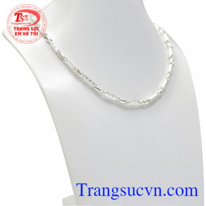 Do đó chiếc dây chuyền này sẽ là sự lựa chọn cho con yêu của bạn vừa bảo vệ sức khỏe, vừa an toàn cho làn da trẻ nhỏ.