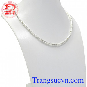 Đeo chiếc dây chuyền này các bé có thể thoải mái vận động, vui chơi và còn an toàn cho làn da của trẻ nhỏ nữ.