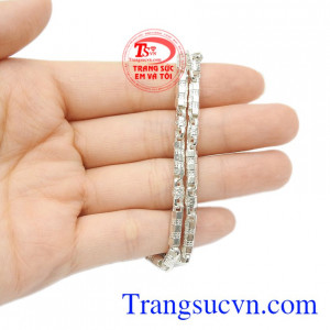 Dây chuyền bạc trẻ em hoạt bát đẹp.