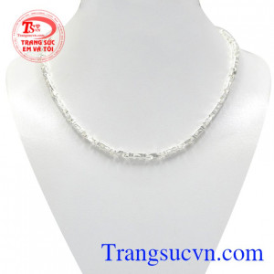 Dây chuyền bạc trẻ em xu hướng được chế tác tinh tế mang đến vẻ năng động cho các bé trai.