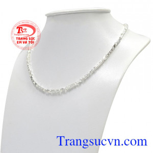 Trang sức bạc hiện đang là sản phẩm được các bậc phụ huynh tin dùng cho con yêu của mình.