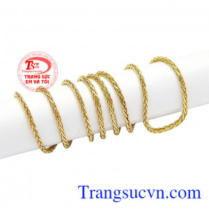 Bạn có thể kết hợp dây chuyền cùng mặt dây để thay đổi phong cách và tạo điểm nhấn cho bộ trang sức. Dây chuyền Italya 18k