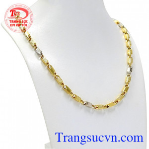 Sự khéo léo của người thợ chế tác đã kết hợp vàng màu và vàng trắng đã mang đến sản phẩm ấn tượng và thu hút hơn.